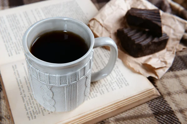 Taza de té con libro — Foto de Stock