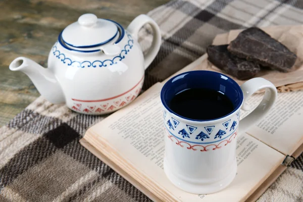 Tazza di tè con libro — Foto Stock