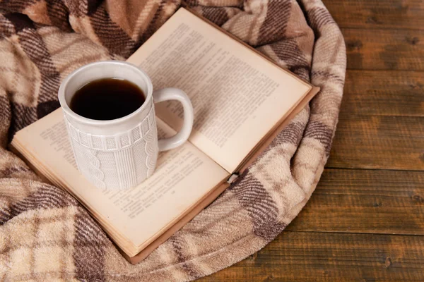 Kopje thee met boek — Stockfoto