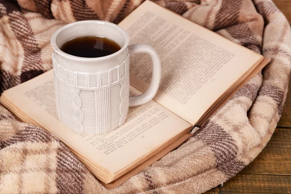 Tasse de thé avec livre — Photo