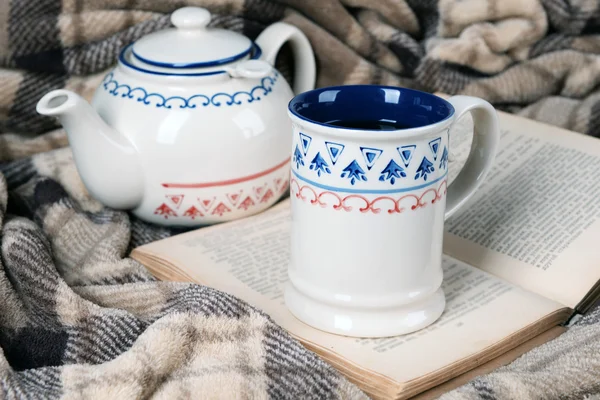 Tasse de thé avec livre — Photo