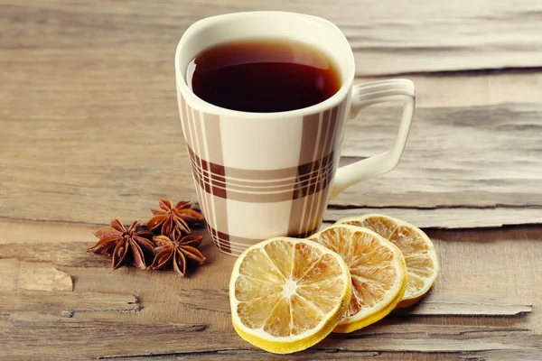 Tasse Tee auf dem Tisch in Großaufnahme — Stockfoto