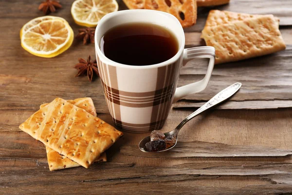Tasse de thé avec biscuits — Photo