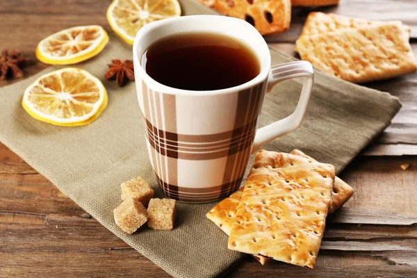 Xícara de chá com biscoitos — Fotografia de Stock