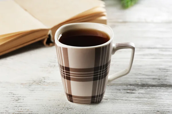 Taza de té con libro en primer plano de la mesa —  Fotos de Stock