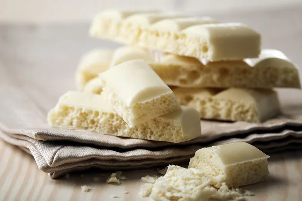 Smakelijke witte poreuze chocolade — Stockfoto