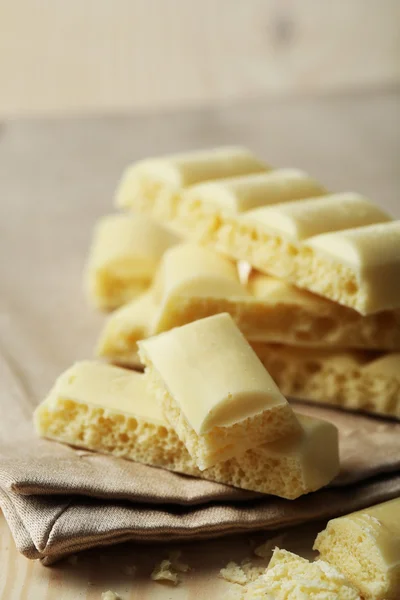 Smakelijke witte poreuze chocolade — Stockfoto