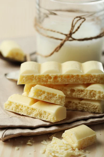 Smakelijke witte poreuze chocolade — Stockfoto