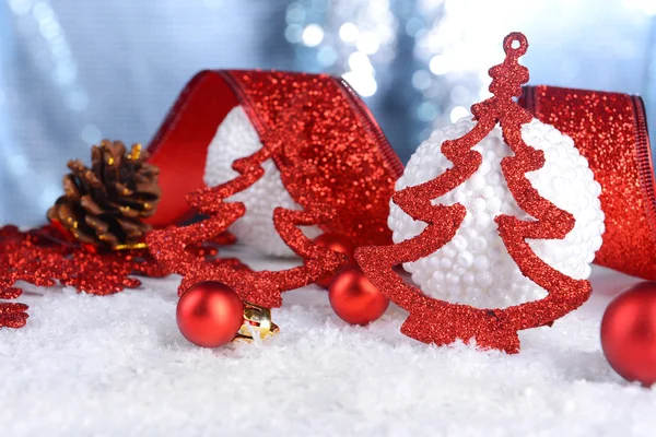 Composición navideña sobre nieve — Foto de Stock
