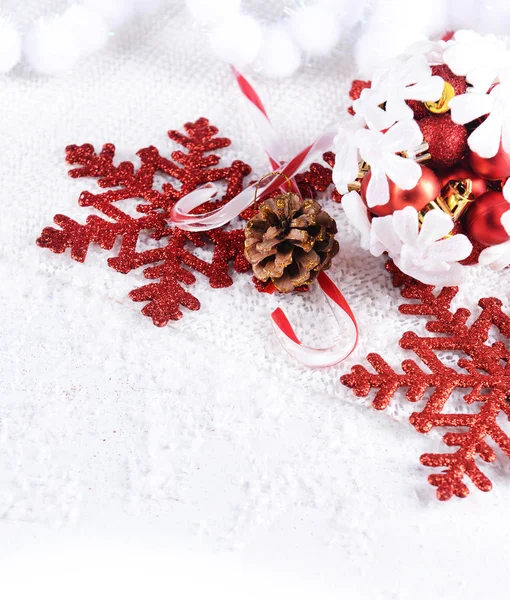 Composición navideña sobre nieve —  Fotos de Stock