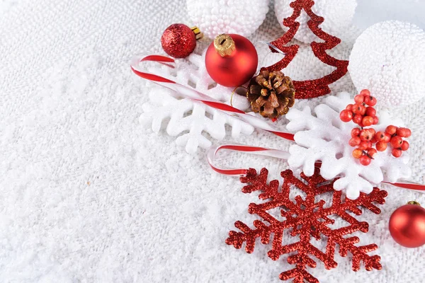 Composición navideña sobre nieve —  Fotos de Stock
