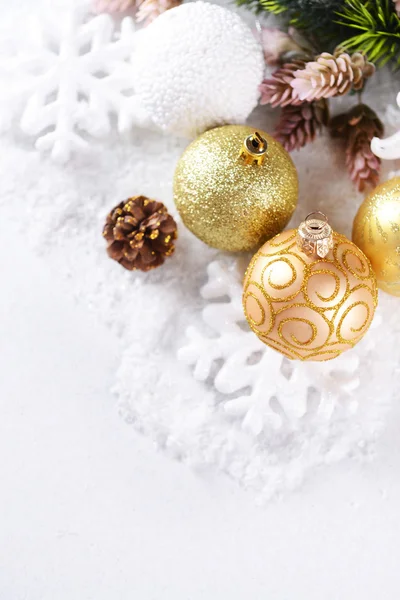 Weihnachtskomposition auf Schnee in Nahaufnahme — Stockfoto