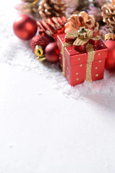 Kerstmis samenstelling op sneeuw close-up — Stockfoto