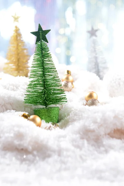 Dekorativer Weihnachtsbaum auf Schnee in Nahaufnahme — Stockfoto