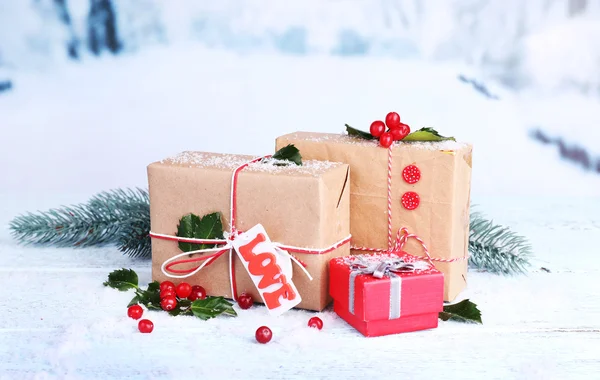 Vackra Cristmas presenter med Europeiska järnek (Ilex aquifolium) på natur bakgrund — Stockfoto