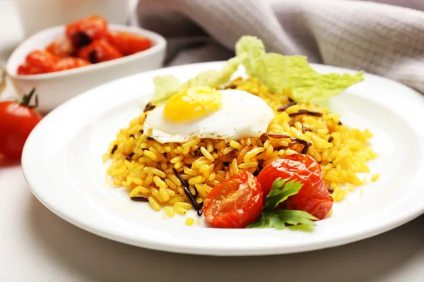 Arroz saboroso servido na mesa, close-up — Fotografia de Stock