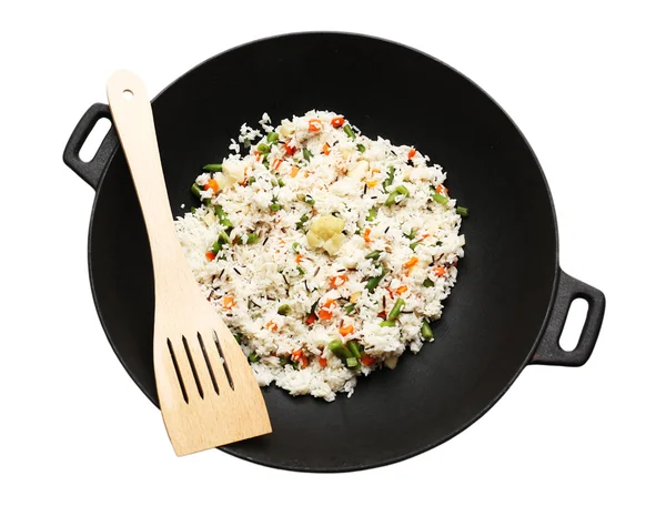 Arroz sabroso preparado en wok, aislado sobre blanco — Foto de Stock