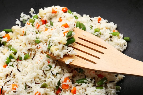 Arroz saboroso se preparando em wok, close-up — Fotografia de Stock