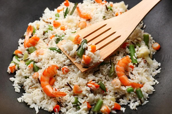 Läckra ris förbereder i wok, närbild — Stockfoto