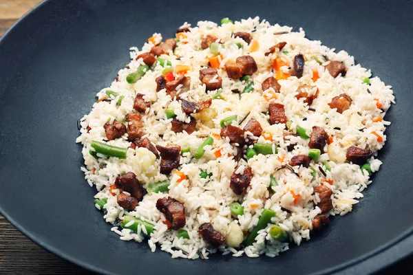 Arroz saboroso se preparando em wok, close-up — Fotografia de Stock