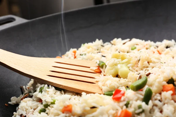 Smakelijke rijst voorbereiding in wok, close-up — Stockfoto