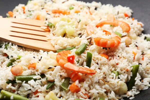 Smakelijke rijst voorbereiding in wok, close-up — Stockfoto