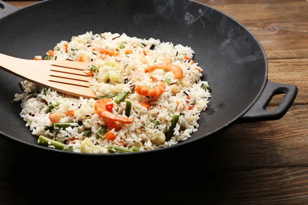 Smaczny ryż przygotowanie Wok, szczelnie-do góry — Zdjęcie stockowe