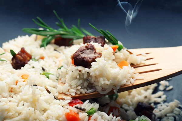 Вкусный рис готовится в воке, крупным планом — стоковое фото