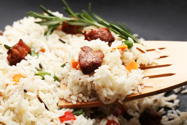 Arroz saboroso se preparando em wok, close-up — Fotografia de Stock