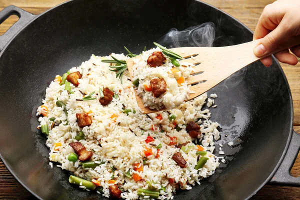 Arroz saboroso se preparando em wok, close-up — Fotografia de Stock