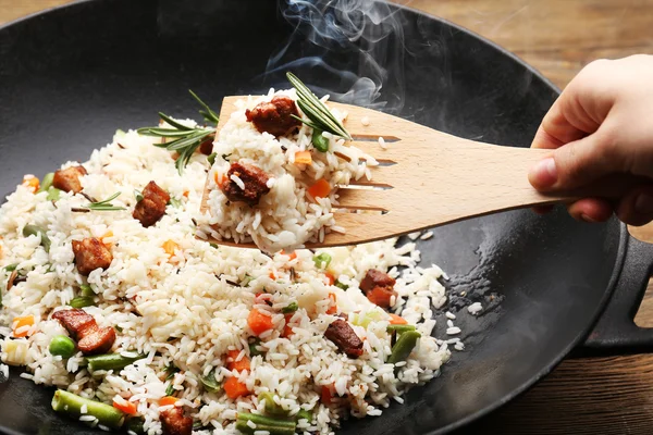 Arroz sabroso preparándose en wok, primer plano —  Fotos de Stock