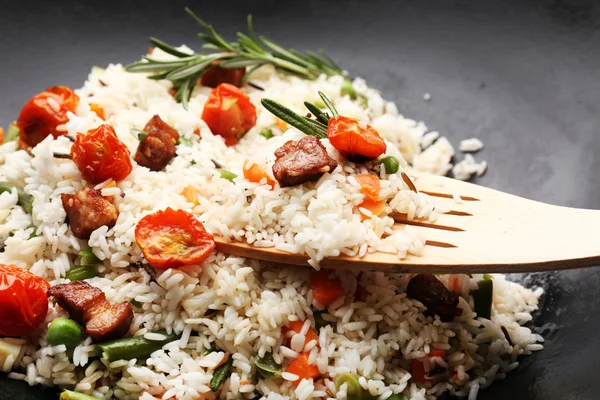 Arroz sabroso preparándose en wok, primer plano —  Fotos de Stock