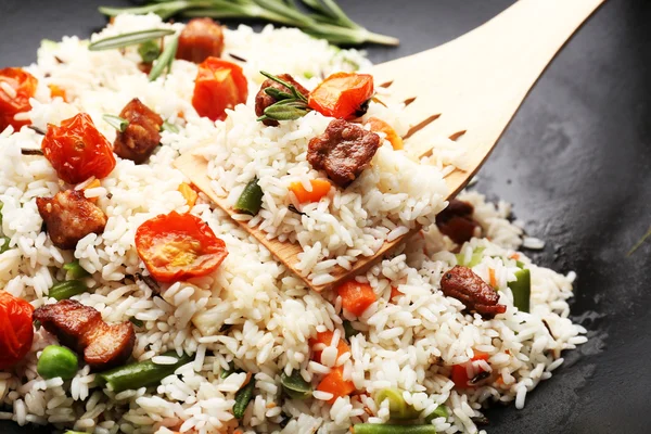 Smakelijke rijst voorbereiding in wok, close-up — Stockfoto