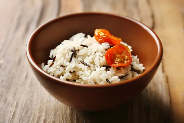 Smakelijke rijst geserveerd op tafel, close-up — Stockfoto