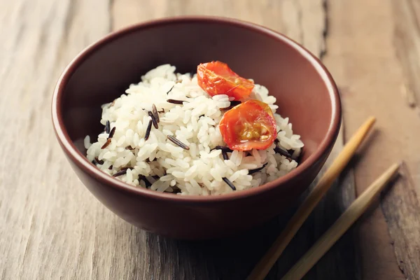 Νόστιμο ρύζι που εξυπηρετείται στο τραπέζι, γκρο πλαν — Φωτογραφία Αρχείου