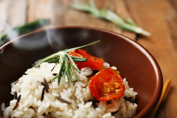 Arroz saboroso servido na mesa, close-up — Fotografia de Stock