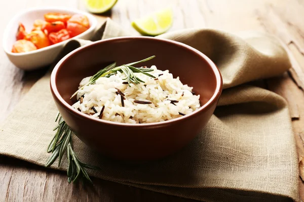 Läckra ris serveras på bord, närbild — Stockfoto