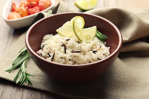 Smakelijke rijst geserveerd op tafel, close-up — Stockfoto