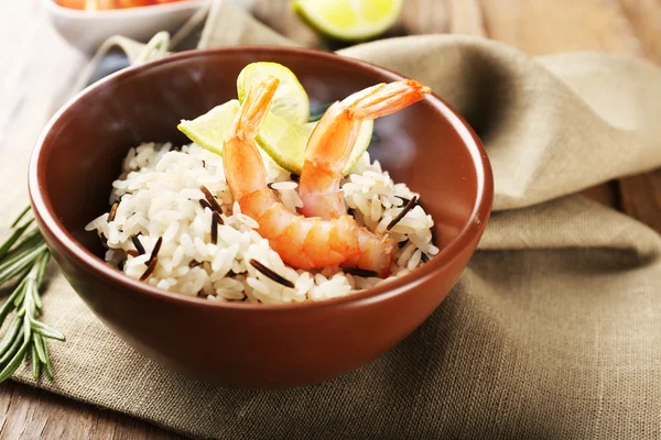 Smakelijke rijst geserveerd op tafel, close-up — Stockfoto