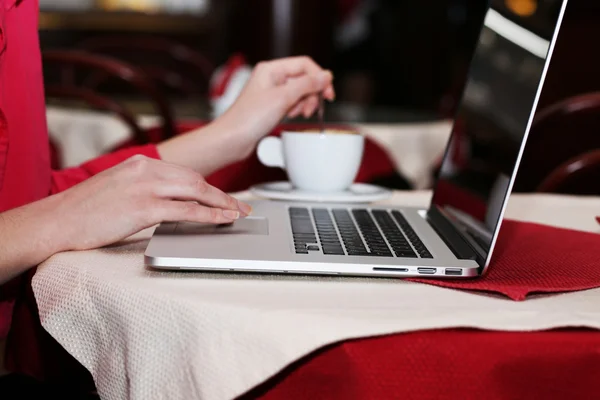 Femme avec ordinateur portable dans le café — Photo