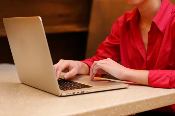 笔记本电脑在咖啡馆里的女人 — 图库照片