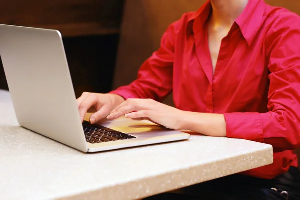 笔记本电脑在咖啡馆里的女人 — 图库照片