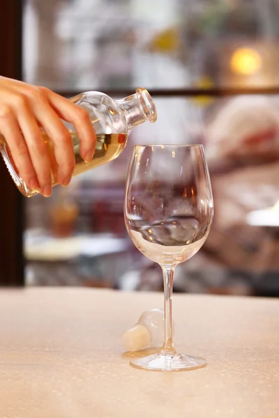 Degustazione vini al bar — Foto Stock