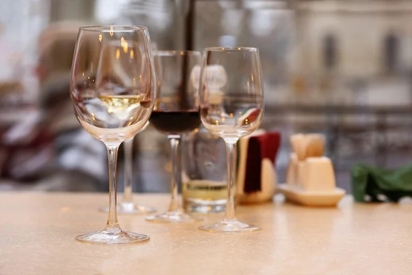 Ochutnávka vína v baru — Stock fotografie