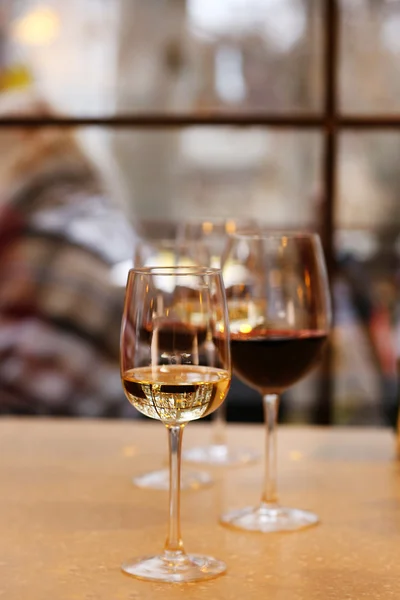 Wine tasting in bar — Stock Photo, Image