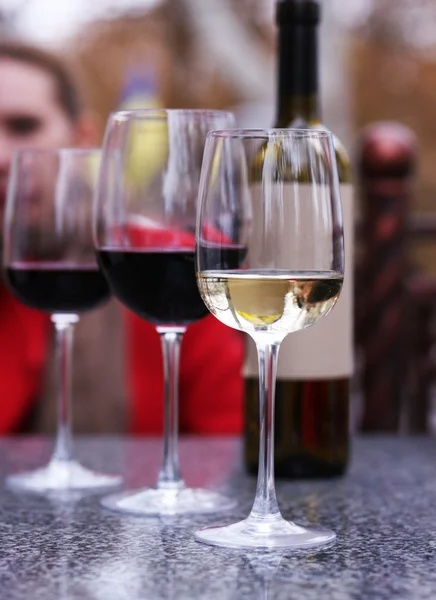 Degustación de vinos en bar — Foto de Stock