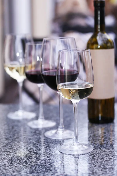 Degustação de vinhos no bar — Fotografia de Stock