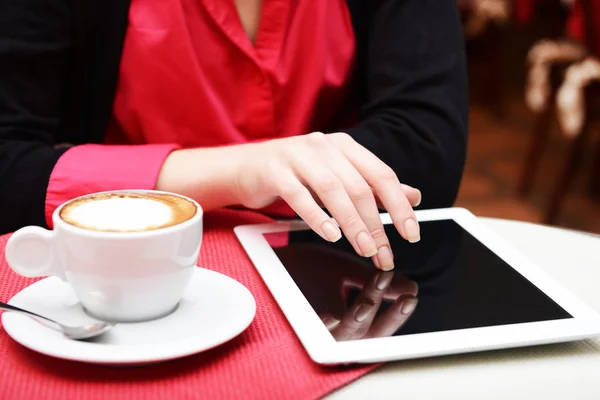 Vrouw met tabletcomputer — Stockfoto