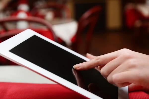 Vrouw met tabletcomputer — Stockfoto