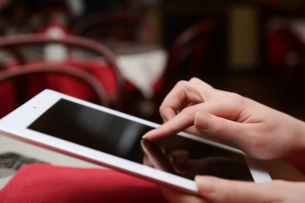 Vrouw met tabletcomputer — Stockfoto